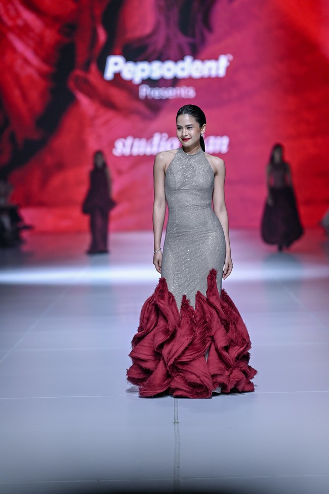 Maudy Ayunda menebar pesonanya dalam balutan gaun mermaid rancangan Studio Vian. (Foto: Dok. JFW)