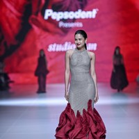 Maudy Ayunda menebar pesonanya dalam balutan gaun mermaid rancangan Studio Vian. (Foto: Dok. JFW)