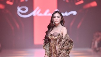 Foto: Adu Gaya Artis di Catwalk JFW 2026, Mahalini Tampil Memesona