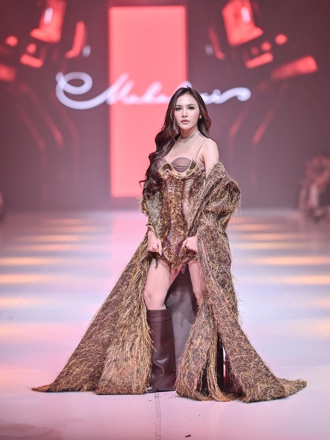 Foto: Adu Gaya Artis di Catwalk JFW 2026, Mahalini Tampil Memesona