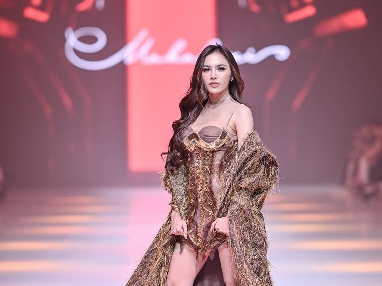 Foto: Adu Gaya Artis di Catwalk JFW 2026, Mahalini Tampil Memesona