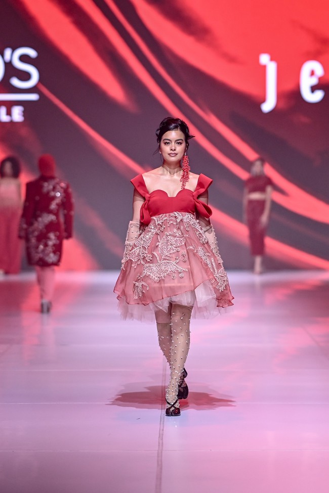 Eva Celia memeragakan baby doll dress dari label Jeje. Warna merahnya mengingatkan pada nuansa horor film terbaru, Abadi Nan Jaya, yang dibintangi putri Sophia Latjuba itu. (Foto: Dok. JFW)