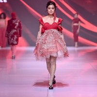Eva Celia memeragakan baby doll dress dari label Jeje. Warna merahnya mengingatkan pada nuansa horor film terbaru, Abadi Nan Jaya, yang dibintangi putri Sophia Latjuba itu. (Foto: Dok. JFW)