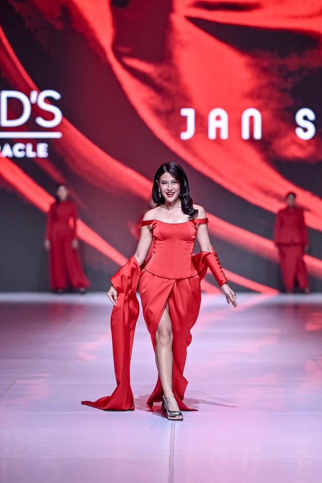 Juga dalam balutan dress merah, Dian Sastrowardoyo. Ia bersolek dengan kreasi terbaru Jan Sober yang elegan. (Foto: Dok. JFW)