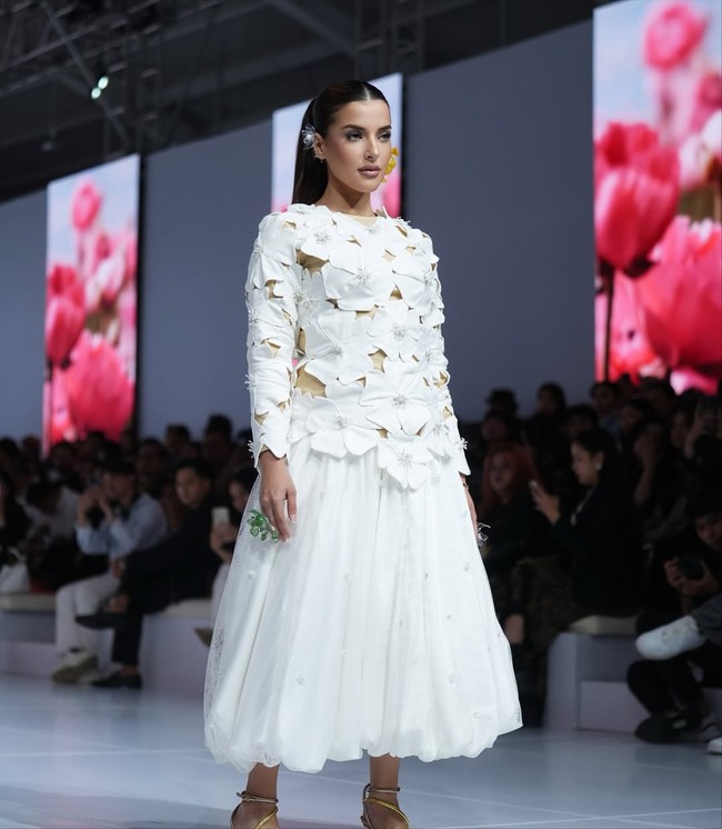 Tasya Farasya memeragakan look serba putih dari koleksi terbaru Suedeson di JFW 2026 hari pertama, Senin (27/10/2025). Drama perceraian tak menghalangi ibu dua anak ini memesona di landasan peraga. (Foto: Instagram/@tasyafarasya)