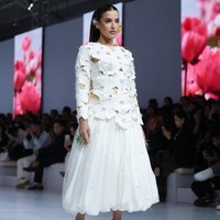 Tasya Farasya memeragakan look serba putih dari koleksi terbaru Suedeson di JFW 2026 hari pertama, Senin (27/10/2025). Drama perceraian tak menghalangi ibu dua anak ini memesona di landasan peraga. (Foto: Instagram/@tasyafarasya)