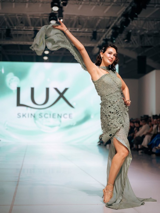 Tidak ketinggalan Luna Maya yang memeragakan koleksi terbaru ANW. (Foto: Instagram/@lunamaya)