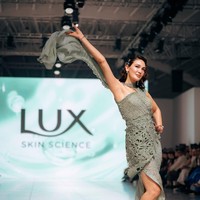 Tidak ketinggalan Luna Maya yang memeragakan koleksi terbaru ANW. (Foto: Instagram/@lunamaya)