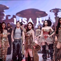 Tidak ketinggalan, sepasang high-knee boots coklat yang menopang kaki ikut menyempurnakan penampilan tersebut. (Foto: Dok. JFW)