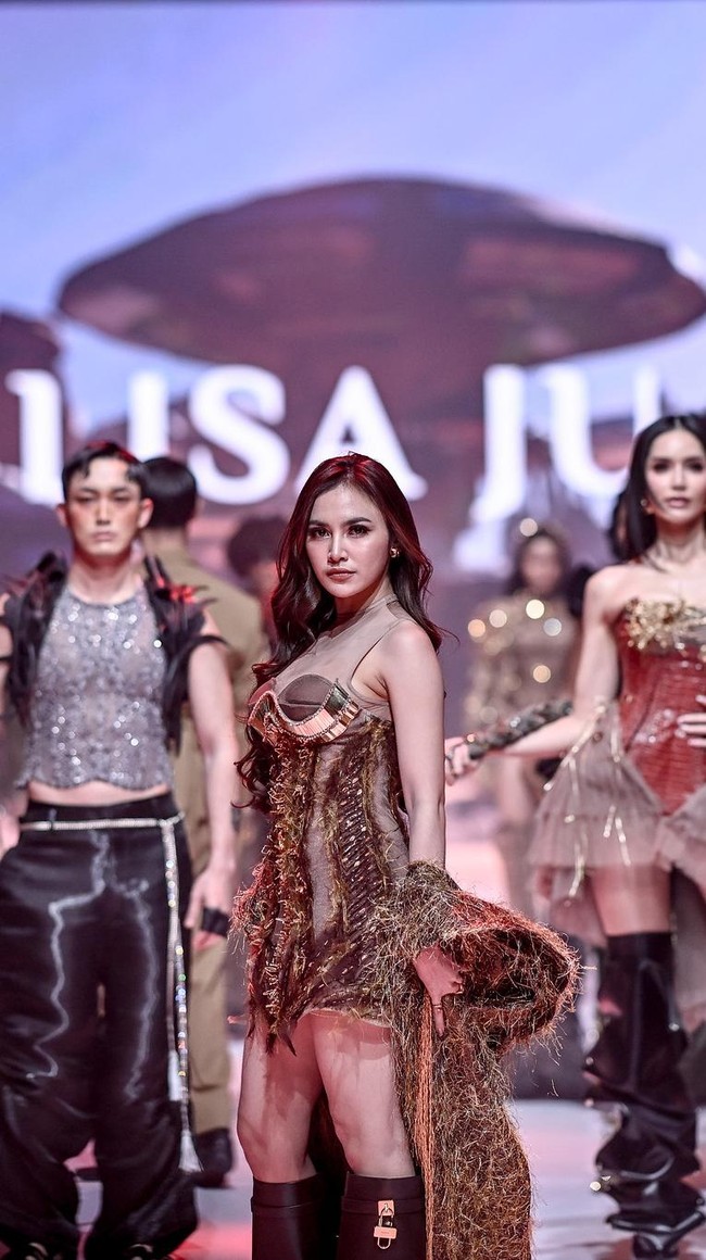 Tidak ketinggalan, sepasang high-knee boots coklat yang menopang kaki ikut menyempurnakan penampilan tersebut. (Foto: Dok. JFW)