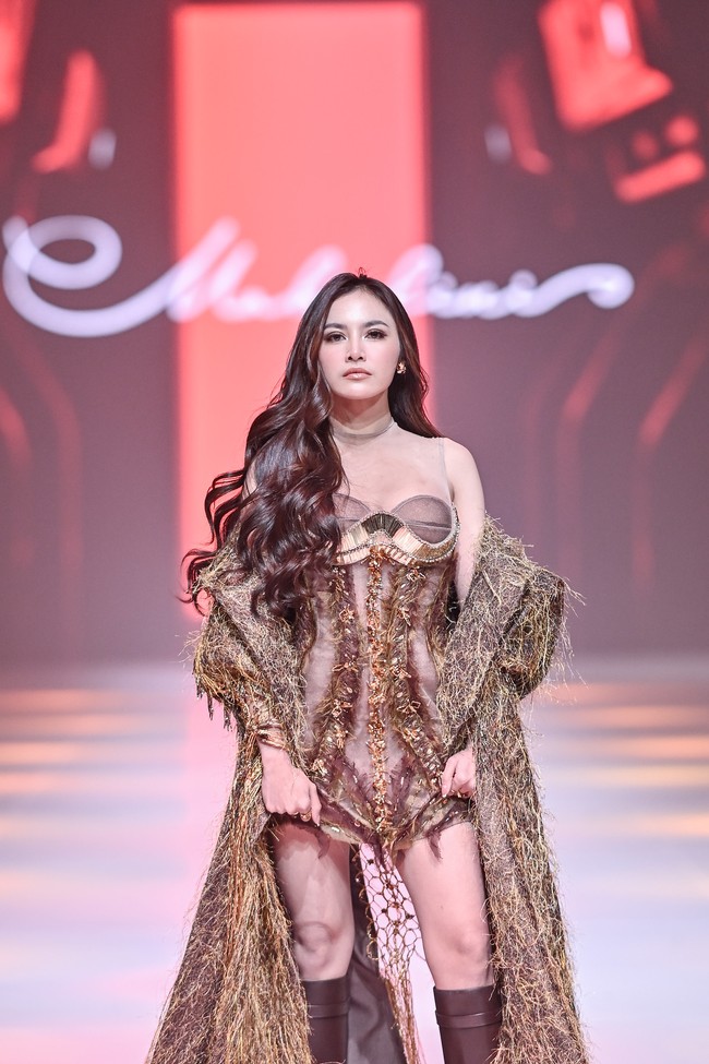 Perempuan 25 tahun itu muncul di fashion show koleksi karya Lisa Ju pada JFW 2026 hari ke-4,  Kamis (30/10/2025), di Pondok Indah Mall 3. Dalam kesempatan tersebut, Mahalini memeragakan busana dari koleksi couture Lisa Ju yang bertajuk ‘Revolte’. (Foto: Dok. JFW)