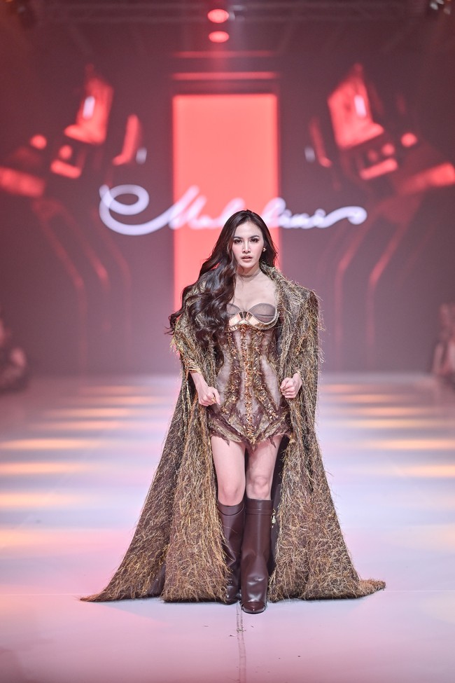 Tahun ini, Mahalini menikmati banyak pencapaian. Setelah Februari lalu resmi menjadi ibu setelah melahirkan anak pertamanya, lalu meluncurkan album terbaru, kini ia unjuk kebolehan sebagai model di JFW 2026. (Foto: Dok. JFW)