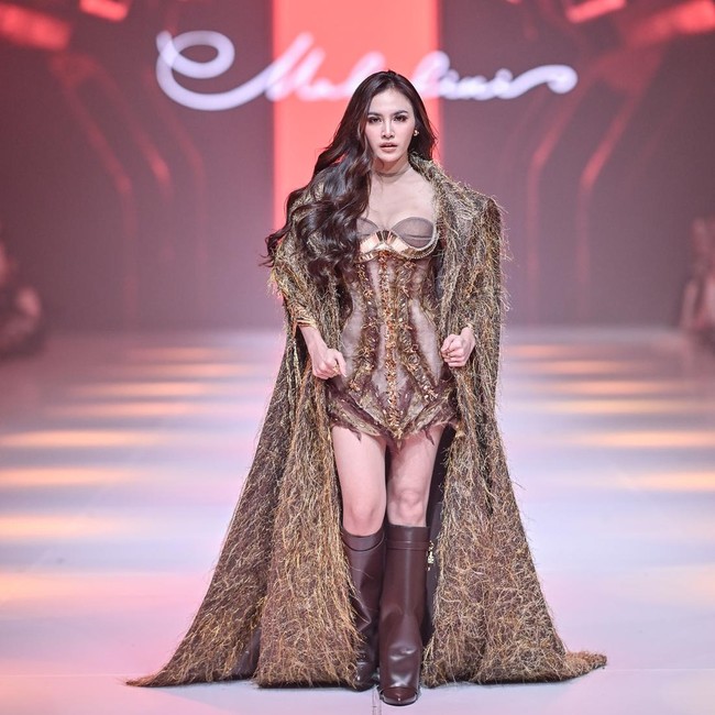Foto: Mahalini Manglingi di JFW 2026, Debut Jalan di Catwalk Setelah Melahirkan