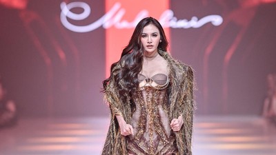 Foto: Mahalini Manglingi di JFW 2026, Debut Jalan di Catwalk Setelah Melahirkan
