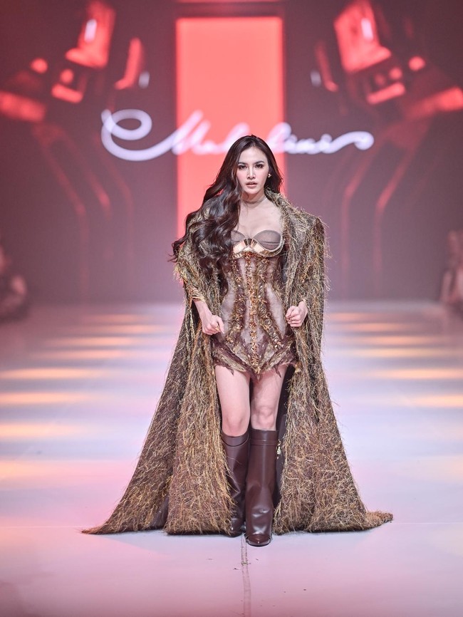 Foto: Mahalini Manglingi di JFW 2026, Debut Jalan di Catwalk Setelah Melahirkan