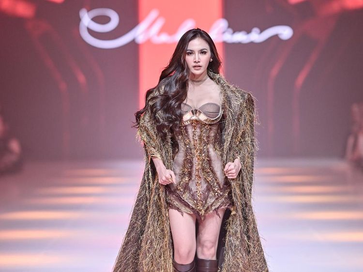 Foto: Mahalini Manglingi di JFW 2026, Debut Jalan di Catwalk Setelah Melahirkan