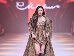 Foto: Mahalini Manglingi di JFW 2026, Debut Jalan di Catwalk Setelah Melahirkan