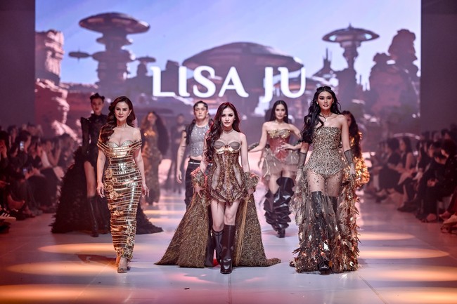 Di fashion show tersebut, Mahalini turut bersandingan dengan Astrid Tiar dan Puteri Indonesia 2024 Harashta Haifa Zahra. “By the way ini adalah pertama kalinya aku catwalk setelah lama ga catwalk. Akhirnya aku catwalk lagi setelah menjadi ibu juga, wish me luck! ujar Mahalini di salah satu unggahan Instagram resmi JFW. (Foto: Dok. JFW)