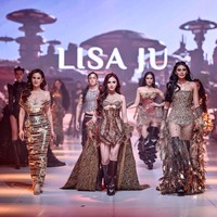 Di fashion show tersebut, Mahalini turut bersandingan dengan Astrid Tiar dan Puteri Indonesia 2024 Harashta Haifa Zahra. “By the way ini adalah pertama kalinya aku catwalk setelah lama ga catwalk. Akhirnya aku catwalk lagi setelah menjadi ibu juga, wish me luck! ujar Mahalini di salah satu unggahan Instagram resmi JFW. (Foto: Dok. JFW)