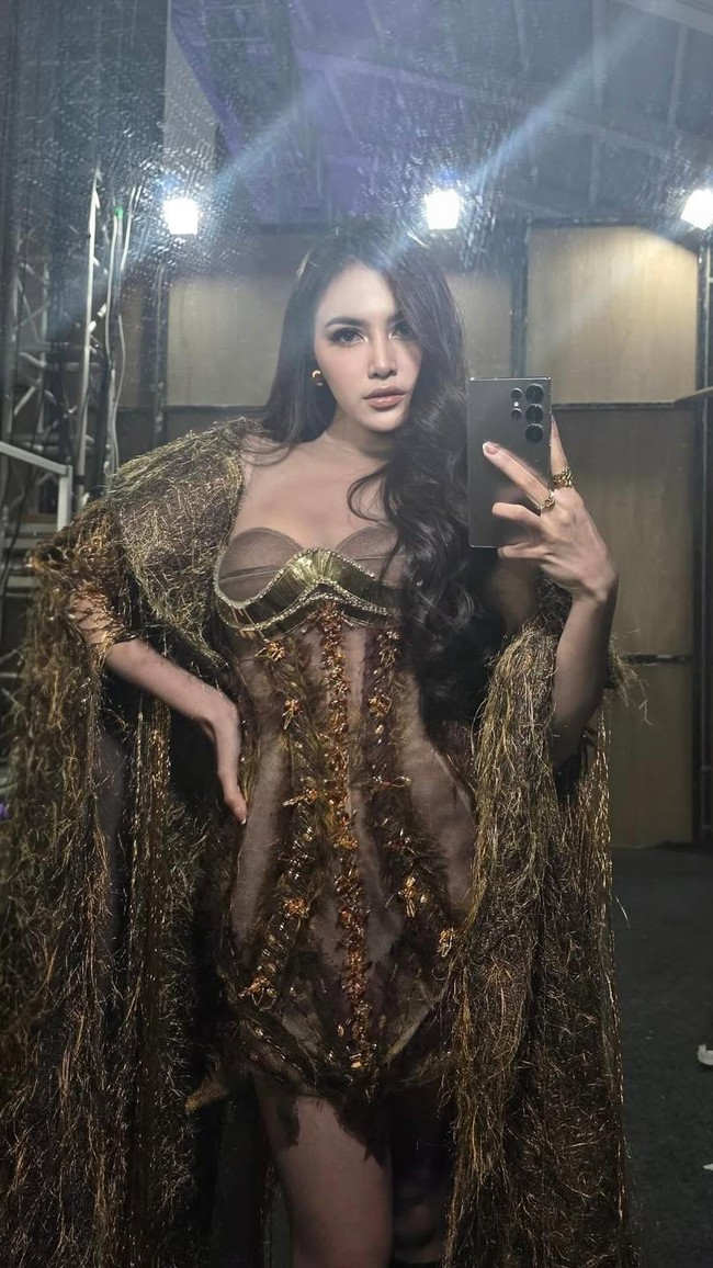 Untuk hair-do, rambut panjang istri Rizky Febian itu tergerai bebas dengan sentuhan curly yang memberi volume nan glamor. Riasannya juga on-point tanpa terkesan berlebihan. (Foto: Instagram/@mahaliniraharja)