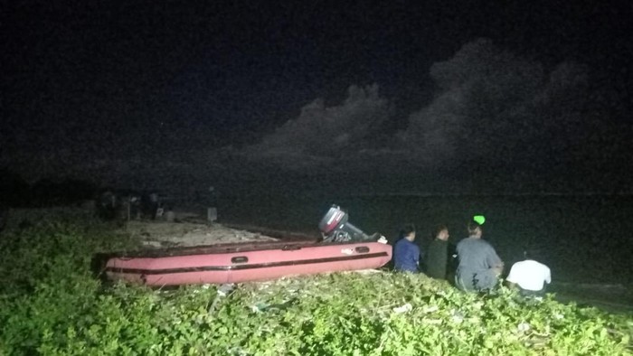 Pencarian korban yang hanyut ketika mancing di pantai Tabuan, Jerowaru, Lombok Timur, NTB, Selasa (4/11/2025) foto (Dok. Unit SAR Lombok Timur)
