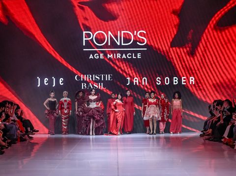 Penjual Sosis JFW Wanita yang sehari-hari sebagai ibu rumah tangga dan penjual sosis ini membagikan pengalamannya saat tampil di panggung Jakarta Fashion Week (JFW) 2026. Postingan tersebut langsung viral di media sosial.