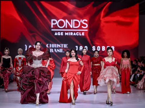 Penjual Sosis JFW Wanita yang sehari-hari sebagai ibu rumah tangga dan penjual sosis ini membagikan pengalamannya saat tampil di panggung Jakarta Fashion Week (JFW) 2026. Postingan tersebut langsung viral di media sosial.