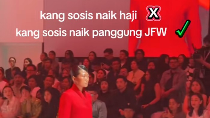 Wanita yang sehari-hari sebagai ibu rumah tangga dan penjual sosis ini membagikan pengalamannya saat tampil di panggung Jakarta Fashion Week (JFW) 2026. Postingan tersebut langsung viral di media sosial.