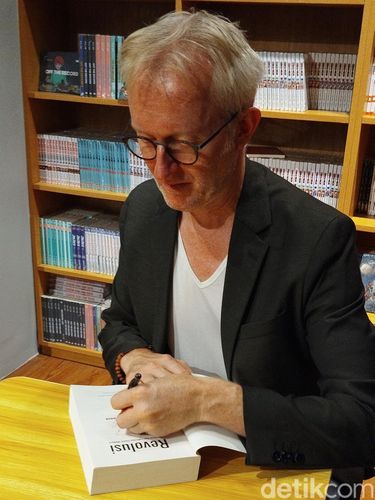 Penulis Revolusi David Van Reybourck saat peluncuran di Gramedia Jalma, Jakarta Selatan, Senin (3/11).