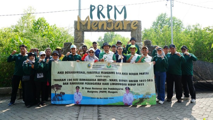 Petrokimia Gresik melakukan aksi penanaman bibit mangrove di PRPM Mengare