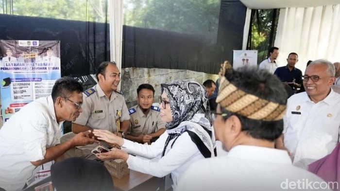 Petugas melakukan jemput bola layani warga Purwakarta
