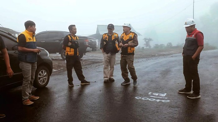 Petugas memantau kondisi jalan di Kabupaten Sukabumi