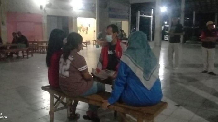 Petugas memeriksa perempuan diduga pekerja seks di eks terminal Ponorogo