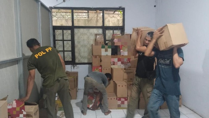 Petugas Satpol-PP Kabupaten Indramayu saat mengamankan minuman beralkohol