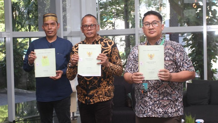 Pihak PT Hadji Kalla menunjukkan bukti kepemilikan lahan 16,41 hektare di Jalan Metro Tanjung Bunga Makassar.