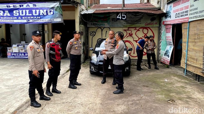 Polisi berjaga di kantor leasing yang digeruduk ojol di Bandung