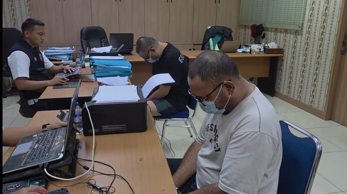 Polisi menangkap debt collector yang menarik paksa mobil jemaah umrah ke Bandara Soekarno-Hatta.