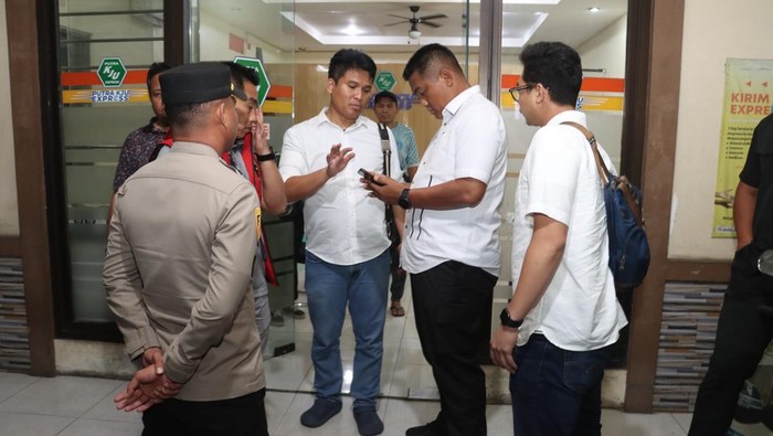 Polisi menyelidiki penembakan di kantor ekspedisi di kawasan Citra Raya, Kecamatan Panongan, Kabupaten Tangerang, Banten. Tim gabungan memburu pelaku. (dok Istimewa)
