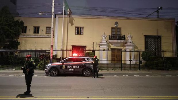 [1/4] Members of Peruvian police stand near a police patrol vehicle outside Mexico's Embassy after Peru cut diplomatic ties following their former prime minister Betssy Chavez's asylum request, in Lima, Peru, November 3, 2025. REUTERS/Sebastian Castaneda Purchase Licensing Rights