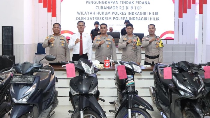 Polres Inhil menangkap 2 remaja sindikat curanmor dan menyita 6 unit motor hasil curian.