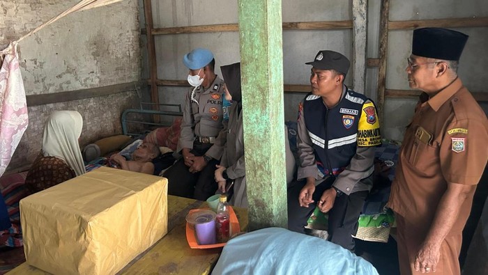 Polisi di Malang sambangi pasutri lansia di rumah sederhananya