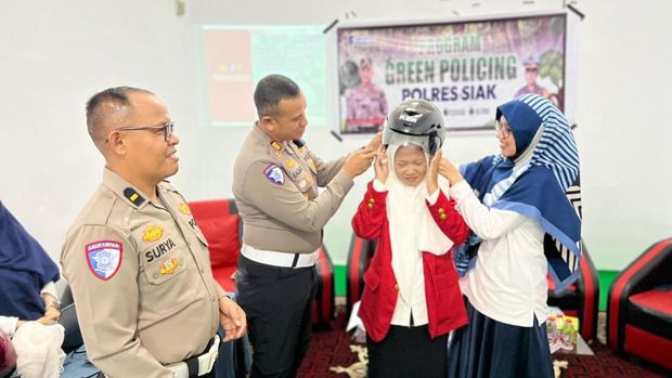 Polres Siak mengenalkan Green Policing di Kampus Universitas Riau Indonesia (Unrida) Siak, dan mengajak mahasiswa menanam pohon, Selasa (4/11/2025).