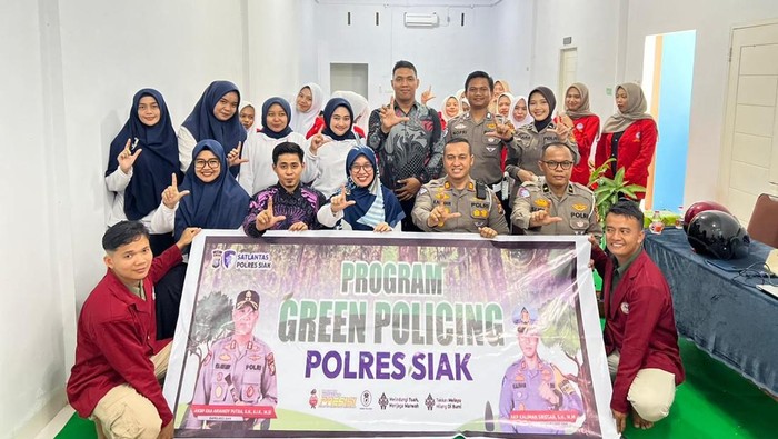 Polres Siak mengenalkan Green Policing di Kampus Universitas Riau Indonesia (Unrida) Siak, dan mengajak mahasiswa menanam pohon, Selasa (4/11/2025).