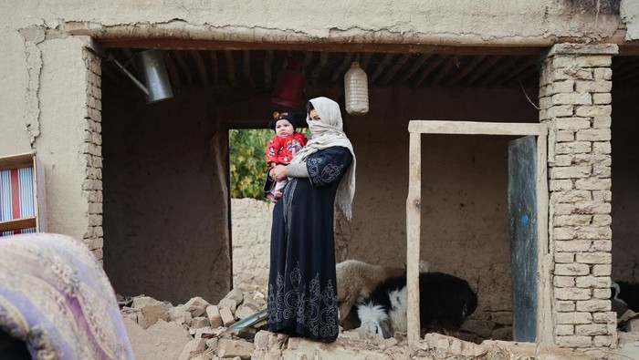 Suasana duka menyelimuti Provinsi Samangan, Afghanistan, setelah gempa bumi mengguncang wilayah tersebut pada Selasa (4/11/2025). Guncangan kuat itu menyebabkan puluhan rumah warga rusak berat dan memaksa banyak keluarga mencari perlindungan di lokasi-lokasi darurat seperti sekolah dan bangunan pemerintah. REUTERS/Sayed Hassib