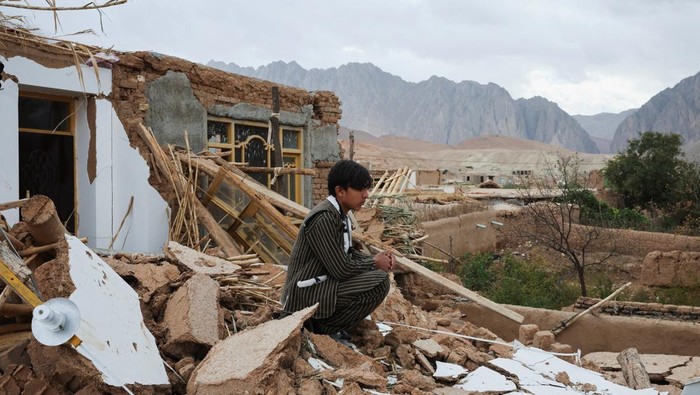 Suasana duka menyelimuti Provinsi Samangan, Afghanistan, setelah gempa bumi mengguncang wilayah tersebut pada Selasa (4/11/2025). Guncangan kuat itu menyebabkan puluhan rumah warga rusak berat dan memaksa banyak keluarga mencari perlindungan di lokasi-lokasi darurat seperti sekolah dan bangunan pemerintah. REUTERS/Sayed Hassib