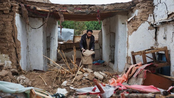 Suasana duka menyelimuti Provinsi Samangan, Afghanistan, setelah gempa bumi mengguncang wilayah tersebut pada Selasa (4/11/2025). Guncangan kuat itu menyebabkan puluhan rumah warga rusak berat dan memaksa banyak keluarga mencari perlindungan di lokasi-lokasi darurat seperti sekolah dan bangunan pemerintah. REUTERS/Sayed Hassib