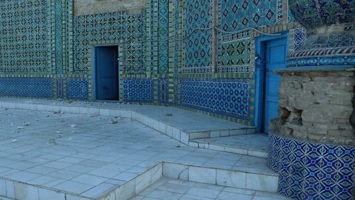Potret Masjid Biru di Afghanistan yang rusak usai diguncang Gempa pada Senin (3/11/2025).