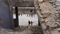 Anak-anak ke sekolah yang rusak karena tidak ada pilihan lain. Sekolah lain terlalu jauh atau dijadikan tempat penampungan. Foto: REUTERS/Karam al-Masri