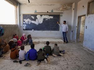 Potret Semangat Belajar Anak-anak Suriah di Reruntuhan Sekolah