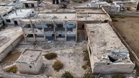 Tampak bangunan sekolah berupa puing-puing. Meski berbahaya, anak-anak tetap datang setiap hari demi masa depan yang lebih baik. Foto: REUTERS/Karam al-Masri
